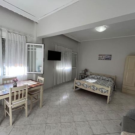 Studio Apartment In Nea Karvali Kültér fotó