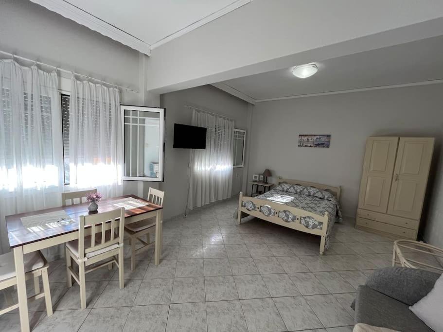 Studio Apartment In Nea Karvali Kültér fotó